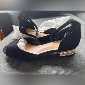 NWOT Alina Black Sandals with low Heels and Pearl Embellishments